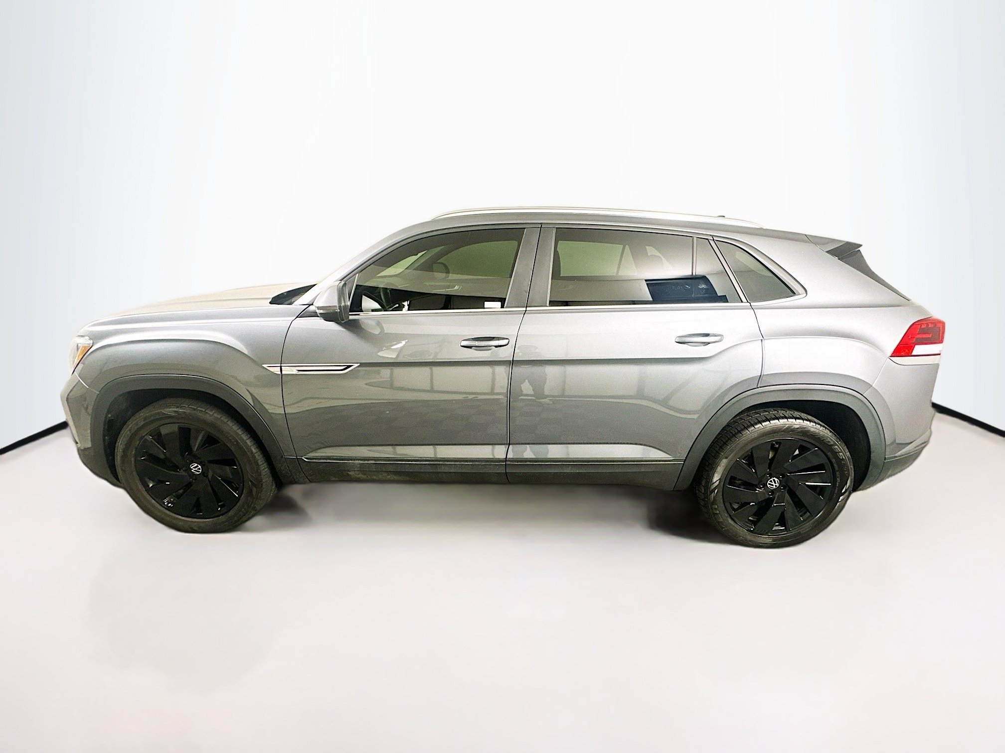 Used 2024 Volkswagen Atlas Cross Sport SE w/ Black Wheel Package FWD image 5