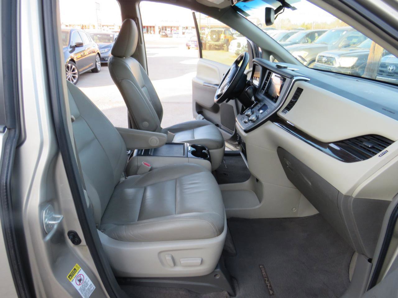 Used 2015 Toyota Sienna XLE w/ XLE Navigation Package FWD image 26