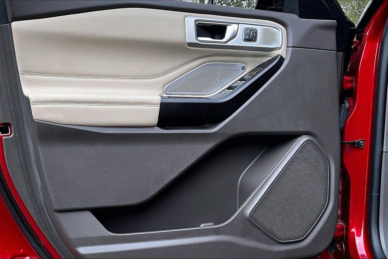 Used 2020 Ford Explorer Platinum w/ Premium Technology Package image 17