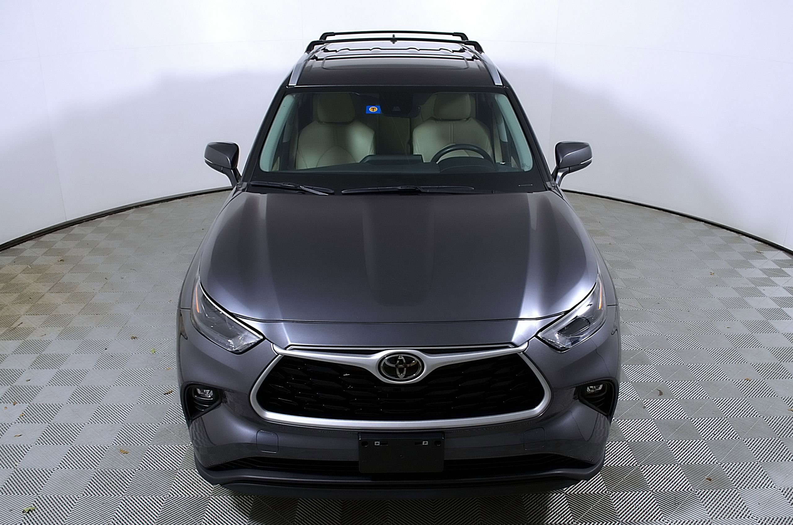 Used 2023 Toyota Highlander XLE image 4