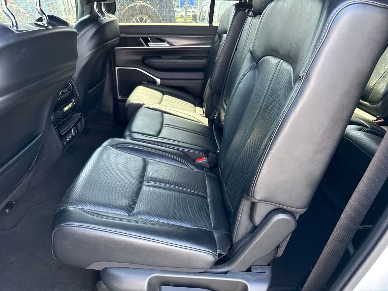 Used 2024 Jeep Wagoneer L Series II RWD image 24