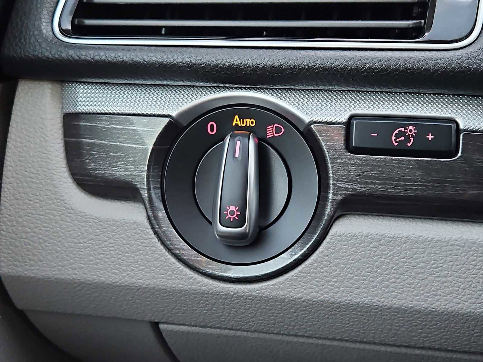 Used 2018 Volkswagen Passat 2.0T SE image 17