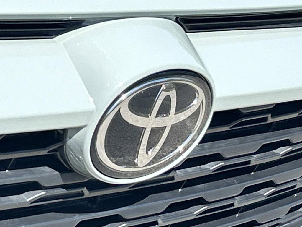 Used 2022 Toyota RAV4 XLE w/ Convenience Package FWD image 11