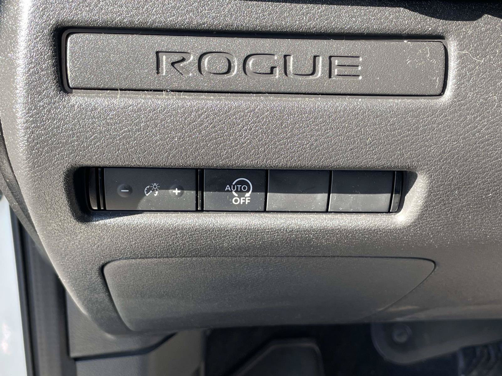 Used 2023 Nissan Rogue S AWD/4WD image 18