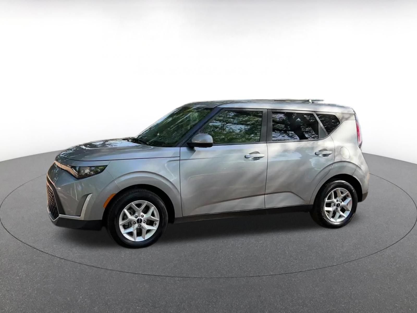 Used 2025 Kia Soul LX w/ LX Technology Package FWD image 4