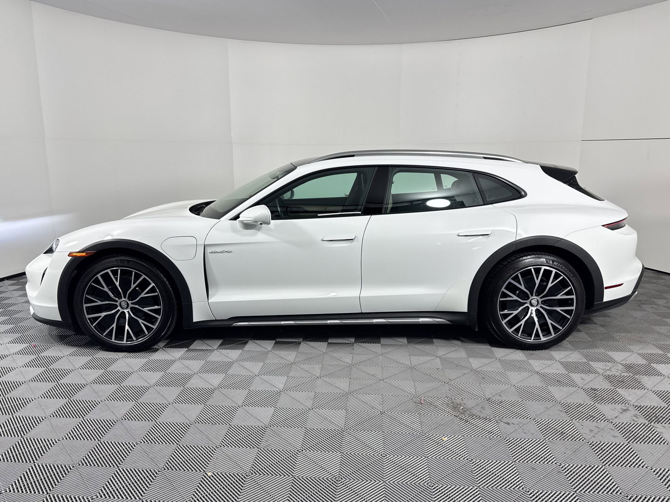 Certified 2024 Porsche Taycan 4 Cross Turismo AWD/4WD image 2