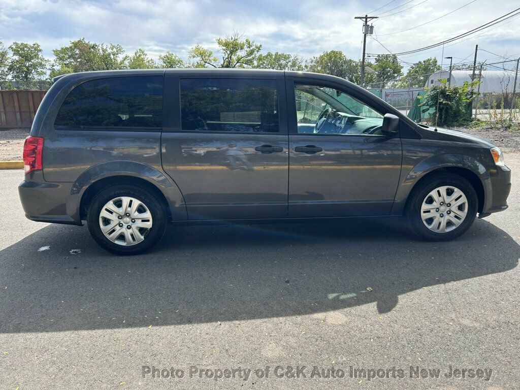 Used 2019 Dodge Grand Caravan SE w/ UConnect Hands-Free Group FWD image 8