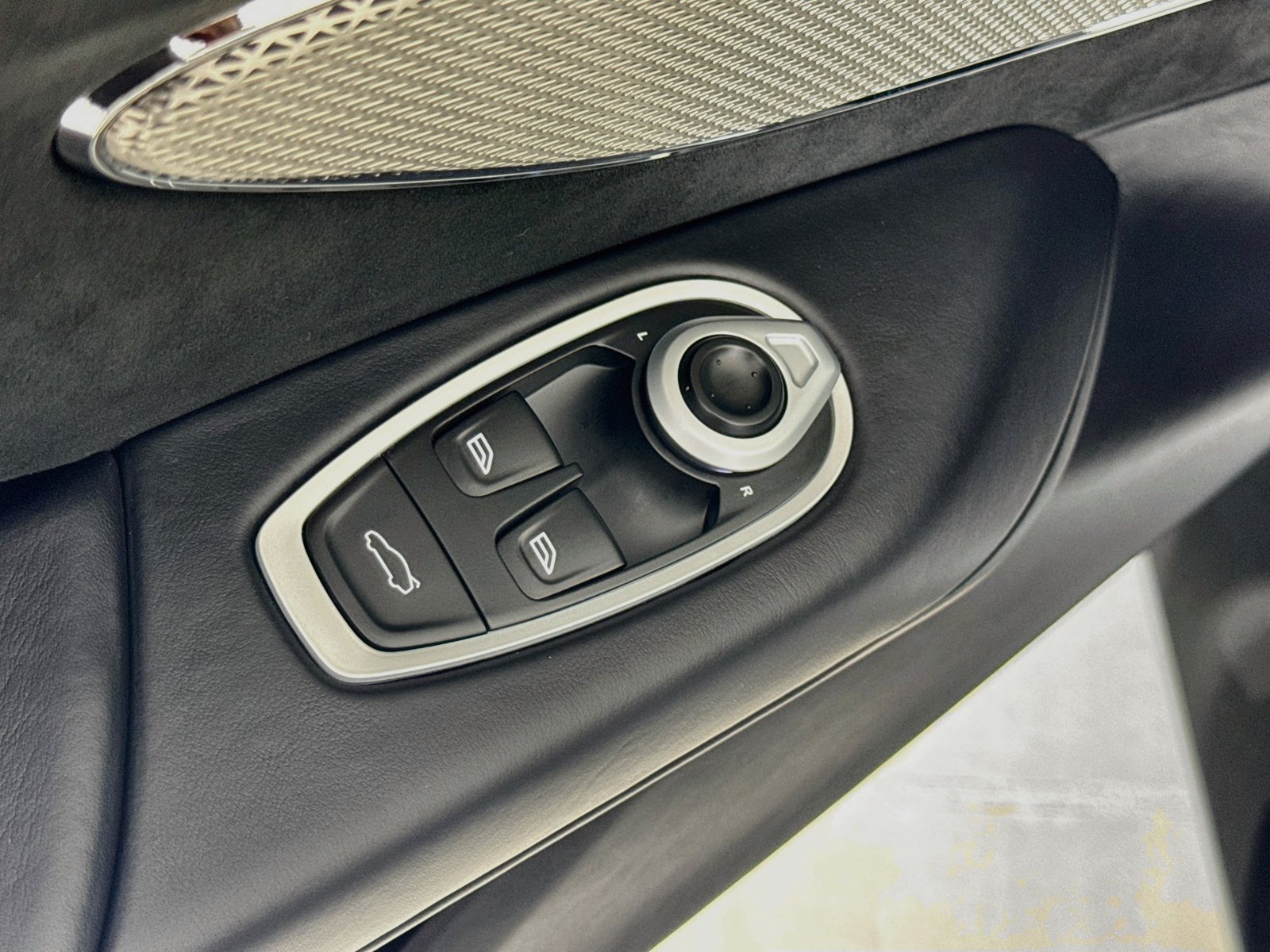 Used 2026 Aston Martin V8 Vantage S RWD image 17