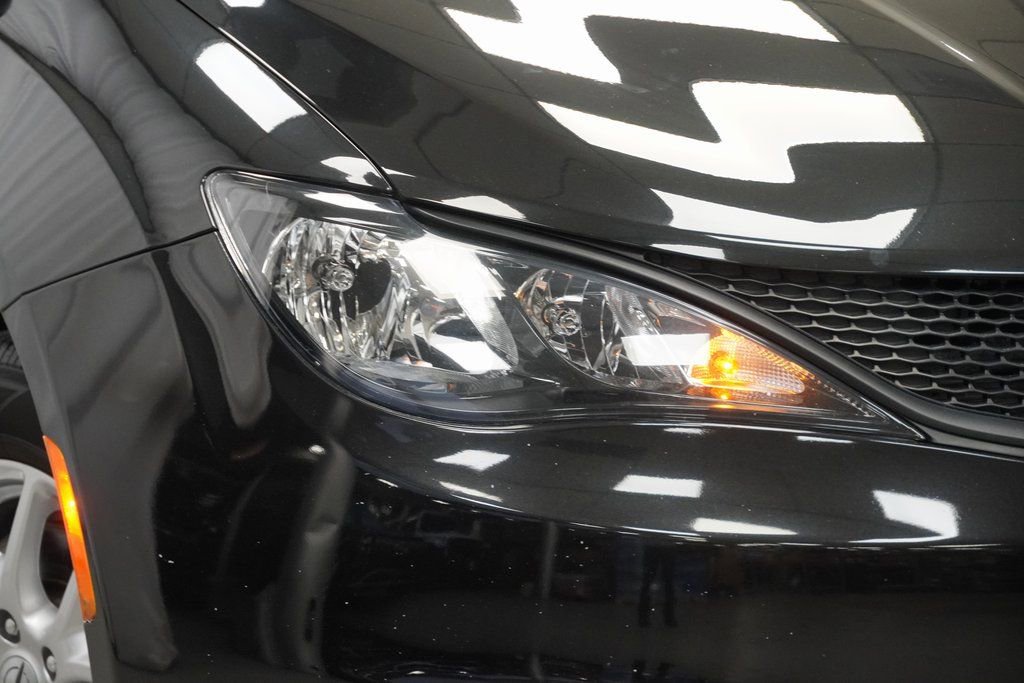 Used 2023 Chrysler Voyager LX image 5