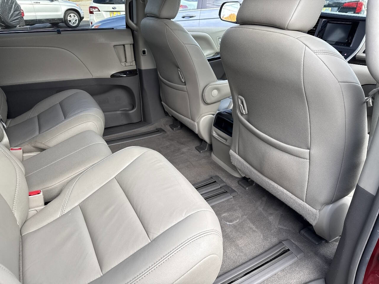 Used 2015 Toyota Sienna image 50