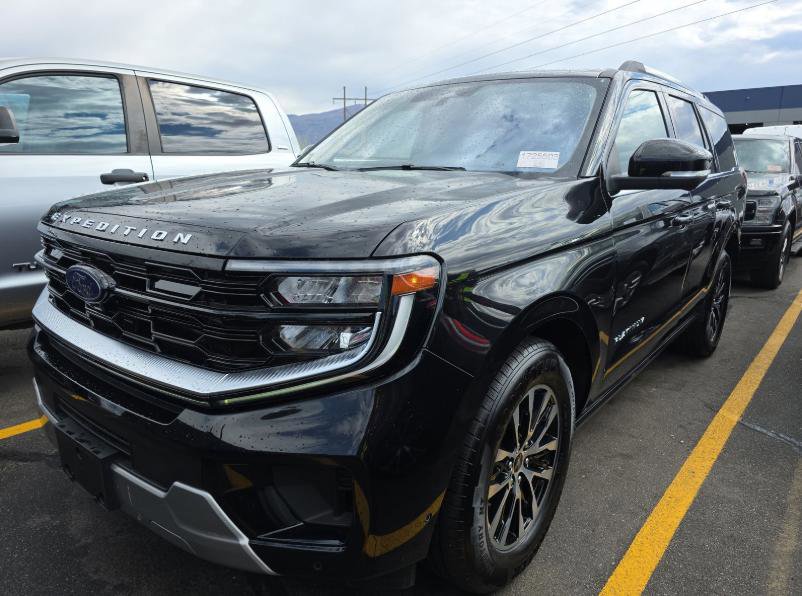 Used 2025 Ford Expedition Platinum AWD/4WD image 3