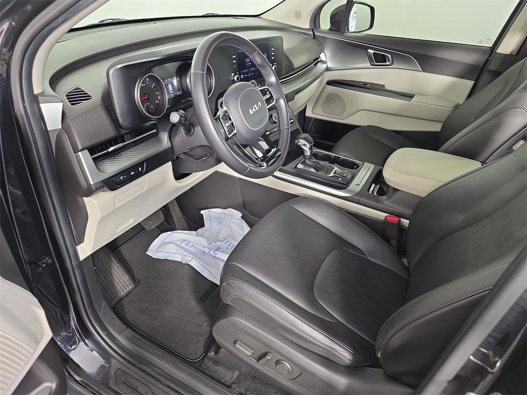 Used 2022 Kia Carnival LX image 11
