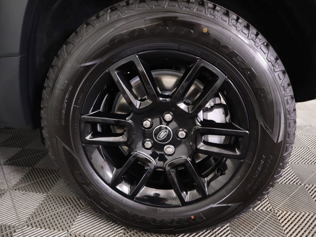 Used 2025 Land Rover Defender 110 S AWD/4WD image 32