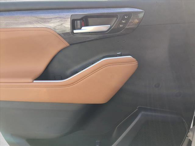 New 2026 Toyota Highlander Platinum image 10