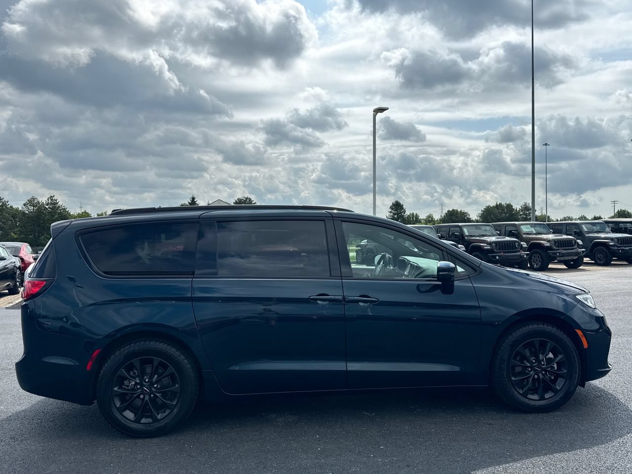 Used 2022 Chrysler Pacifica Touring-L w/ S Appearance Package FWD image 2