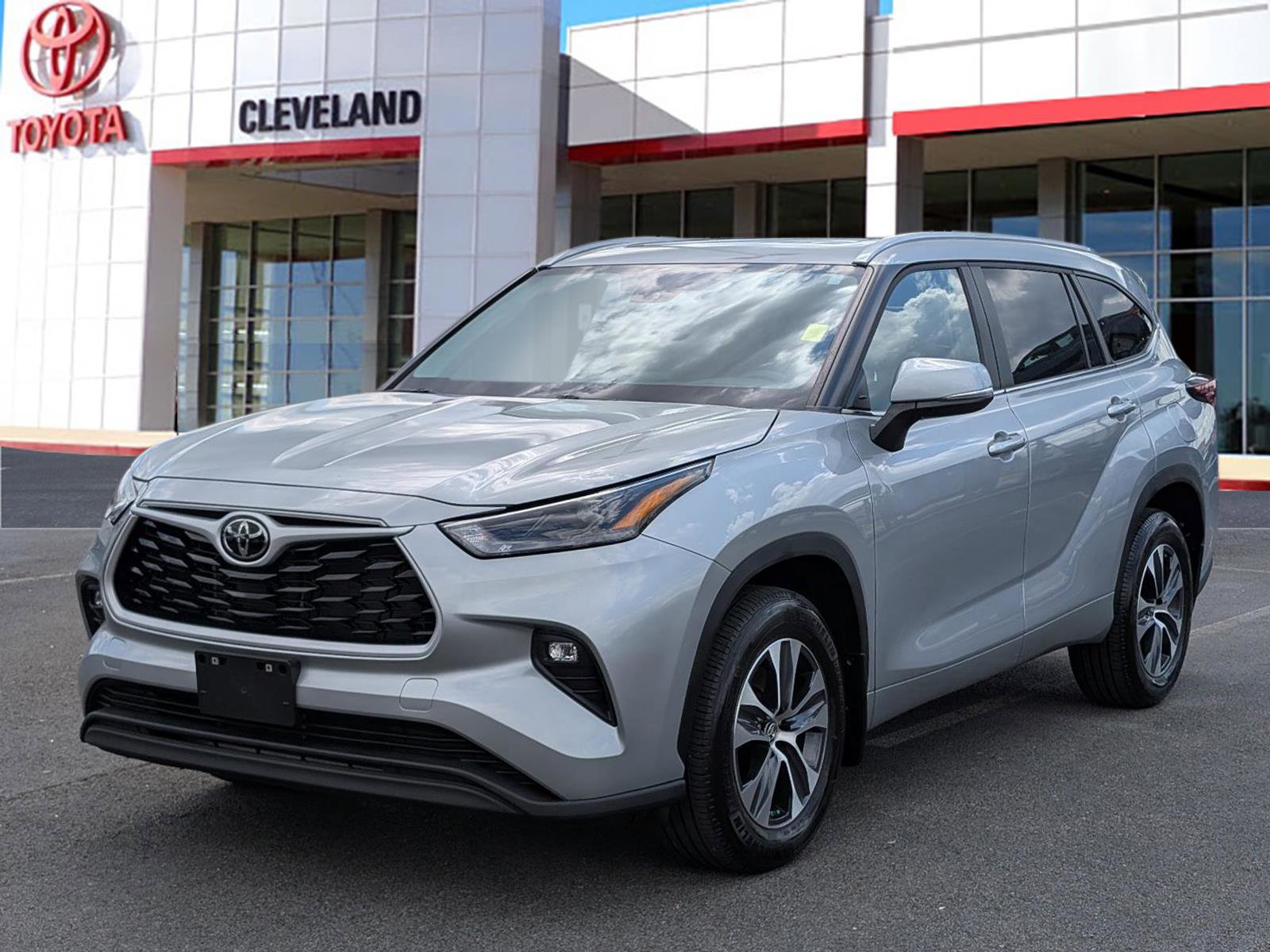 Used 2024 Toyota Highlander XLE AWD/4WD image 4