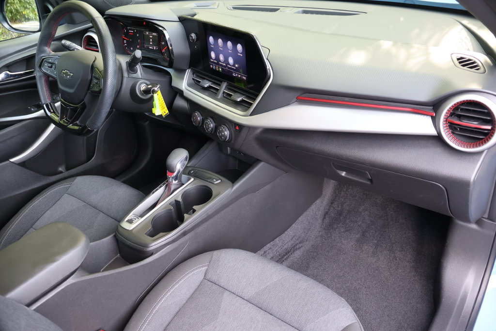 Certified 2024 Chevrolet Trax RS w/ Sunroof Package FWD image 40
