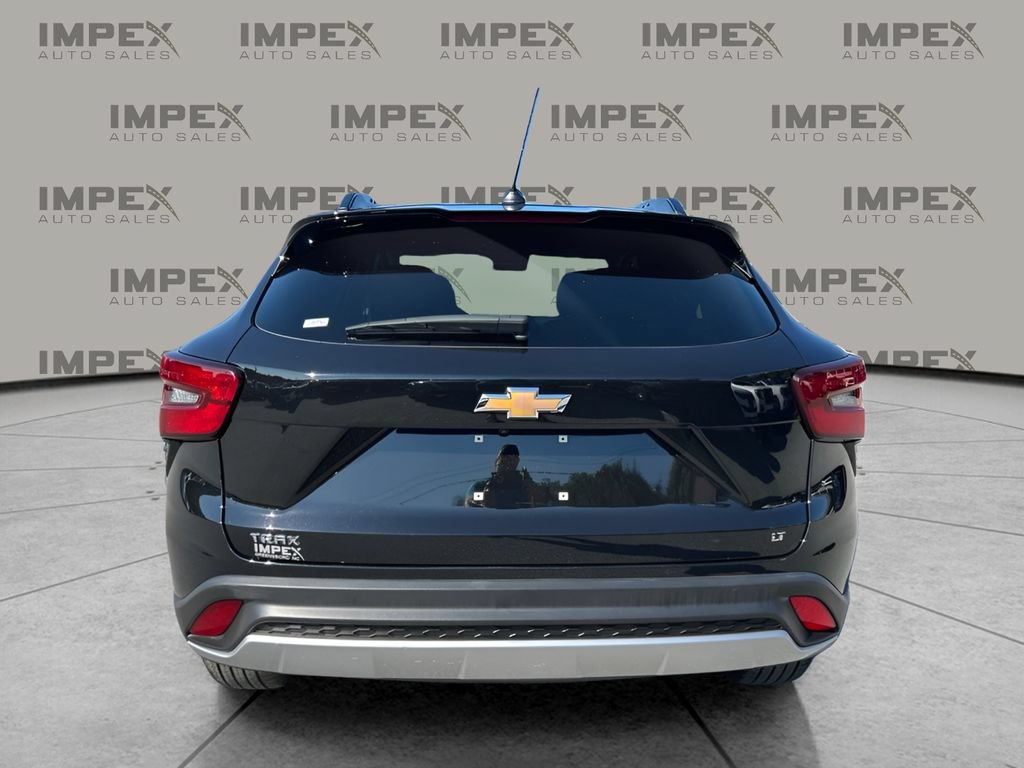 Used 2025 Chevrolet Trax LT FWD image 4
