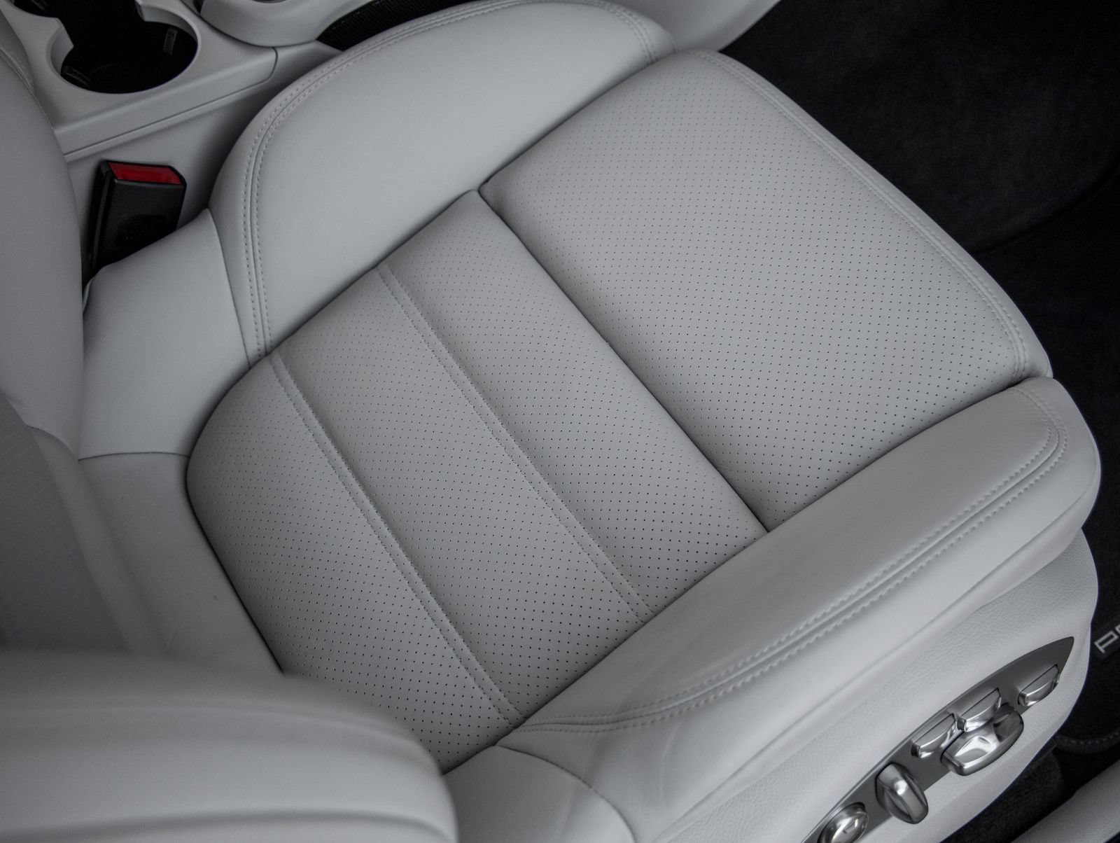 Certified 2025 Porsche Macan GTS AWD/4WD image 42