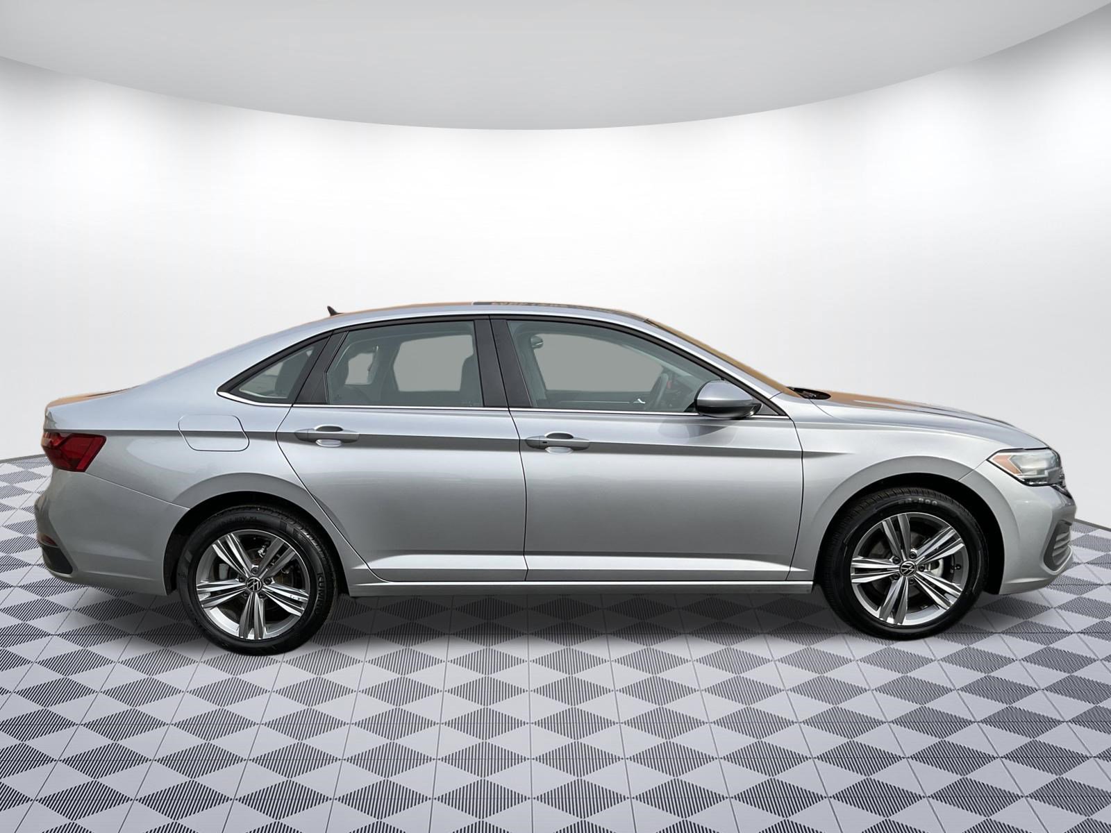 Used 2024 Volkswagen Jetta SE image 2