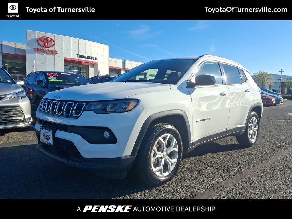 Used 2024 Jeep Compass Latitude AWD/4WD image 1