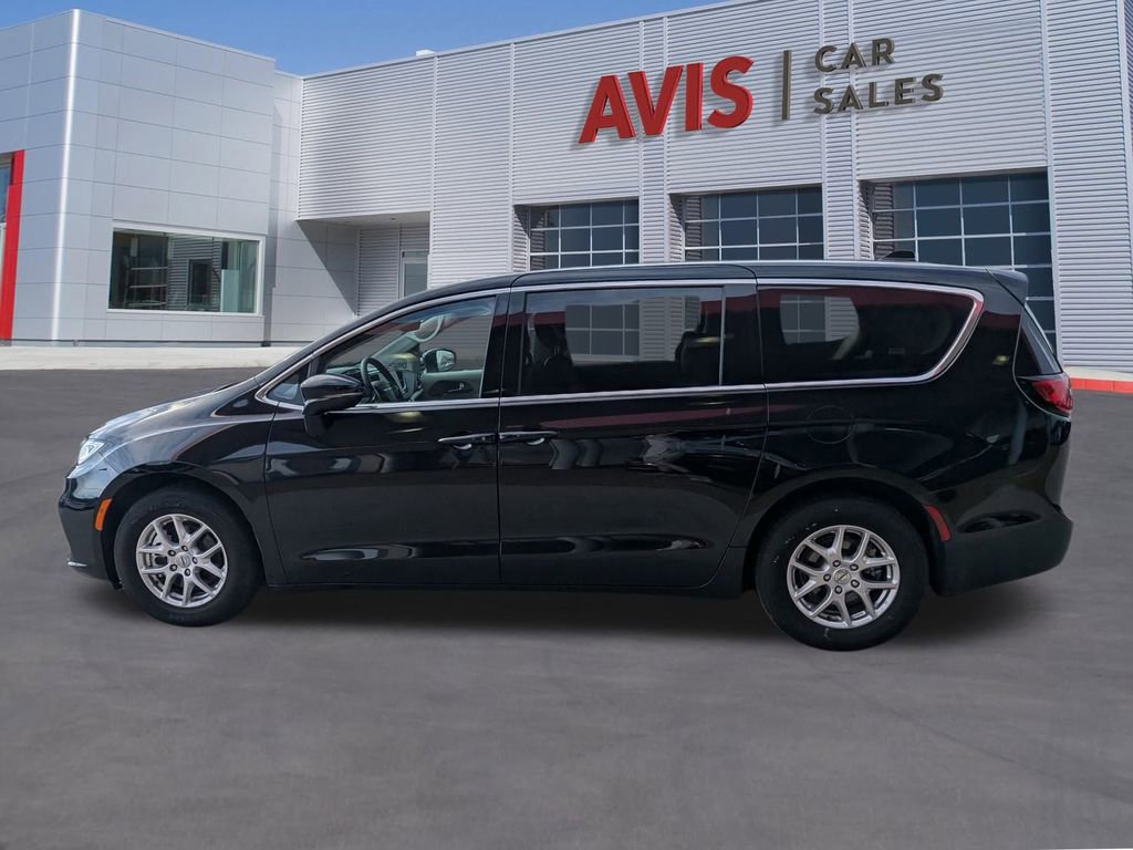 Used 2024 Chrysler Pacifica Touring-L image 10