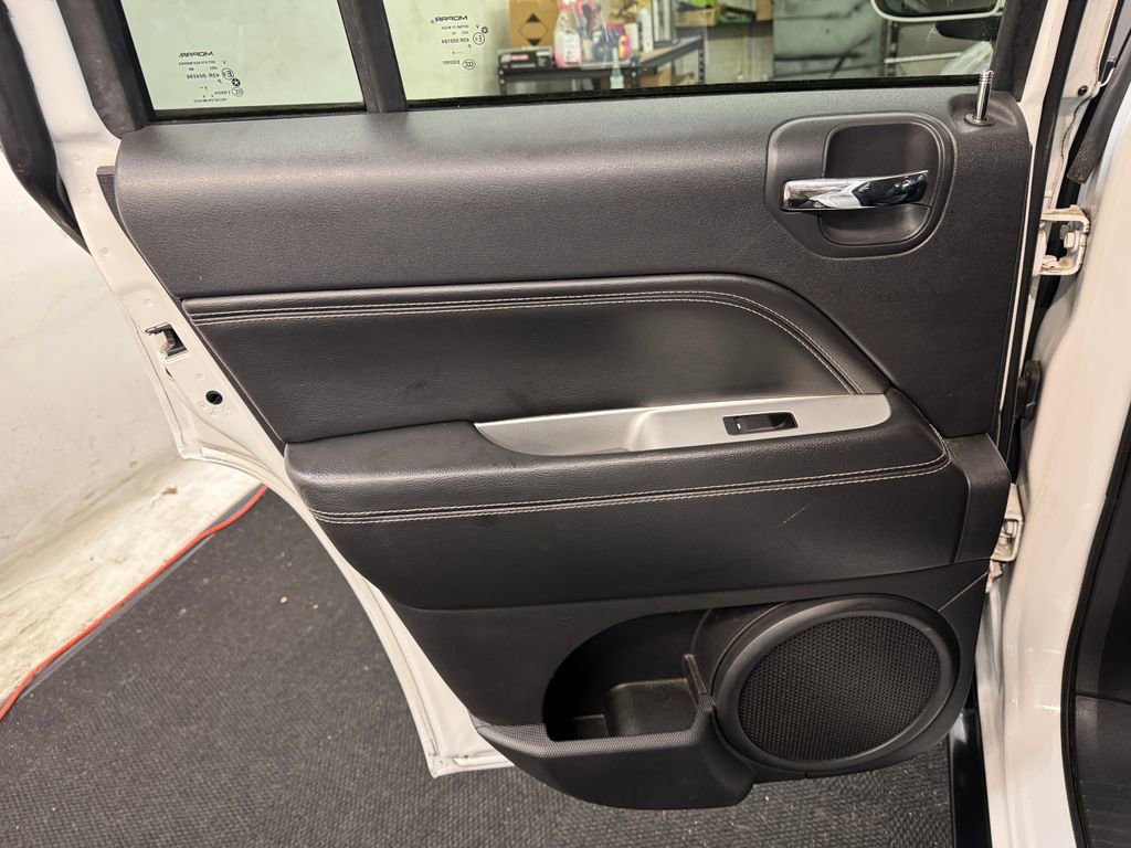Used 2017 Jeep Compass Latitude FWD image 15