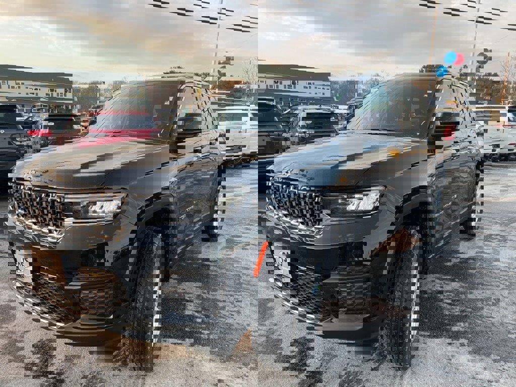 New 2025 Jeep Grand Cherokee Laredo X image 3