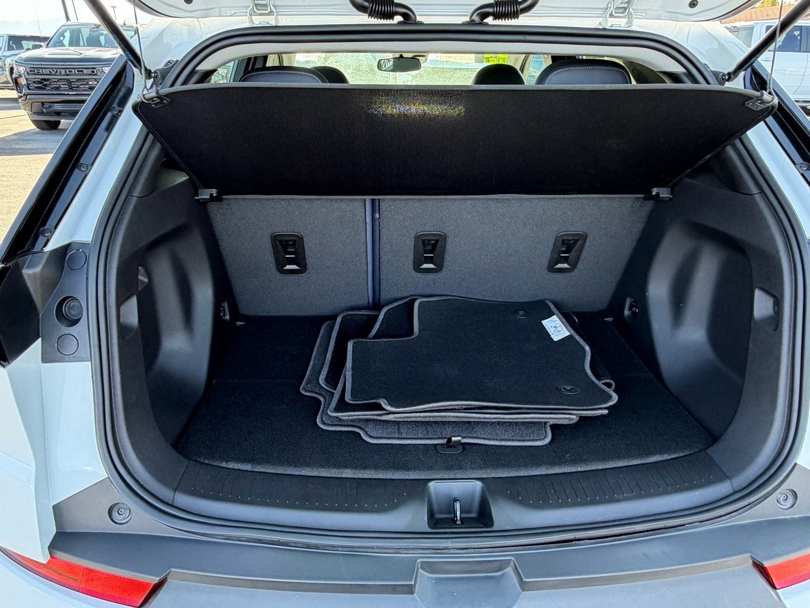 Used 2022 Chevrolet Bolt EUV LT w/ Convenience Package FWD image 19