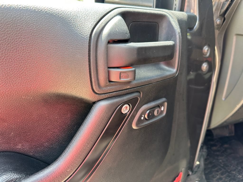 Used 2018 Jeep Wrangler Unlimited Rubicon w/ Connectivity Group AWD/4WD image 12