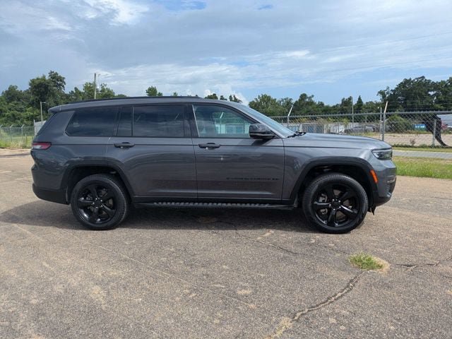 Used 2025 Jeep Grand Cherokee L Limited w/ Black Appearance Package AWD/4WD image 3