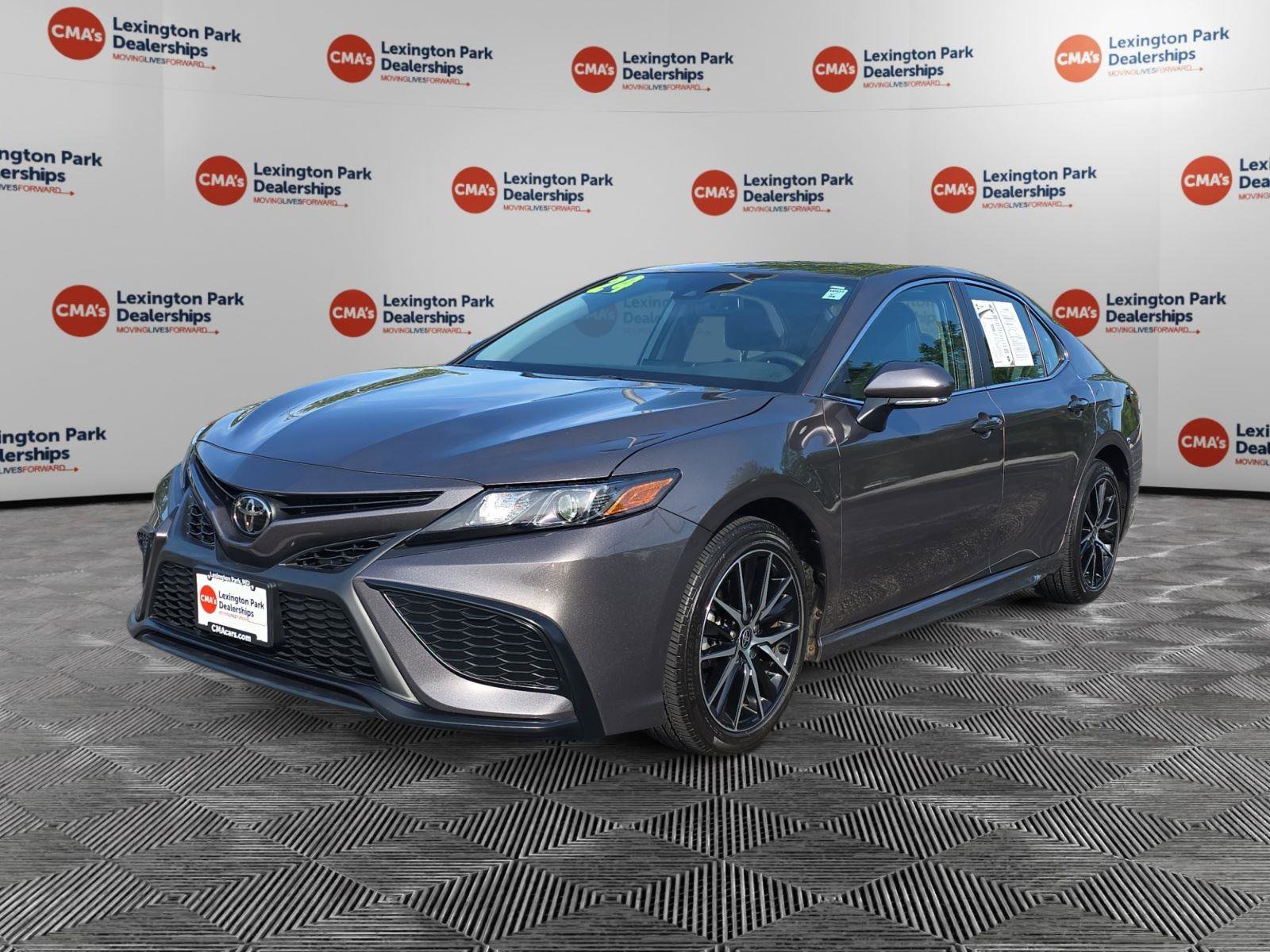 Used 2024 Toyota Camry SE FWD image 3