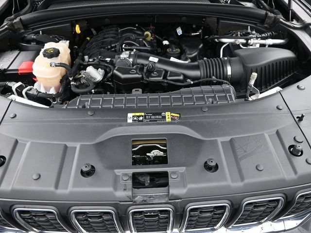 Used 2024 Jeep Grand Cherokee Laredo AWD/4WD image 22