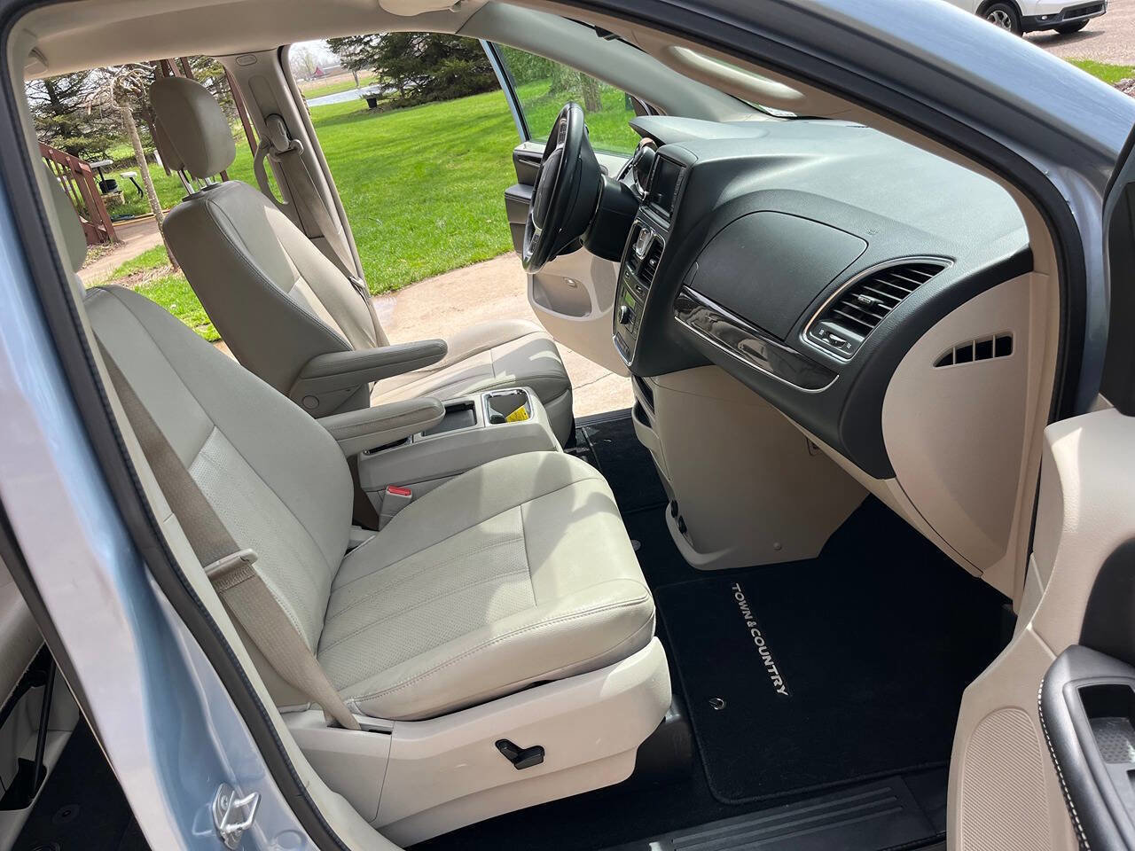 Used 2016 Chrysler Town & Country Touring-L w/ Driver Convenience Group FWD image 5