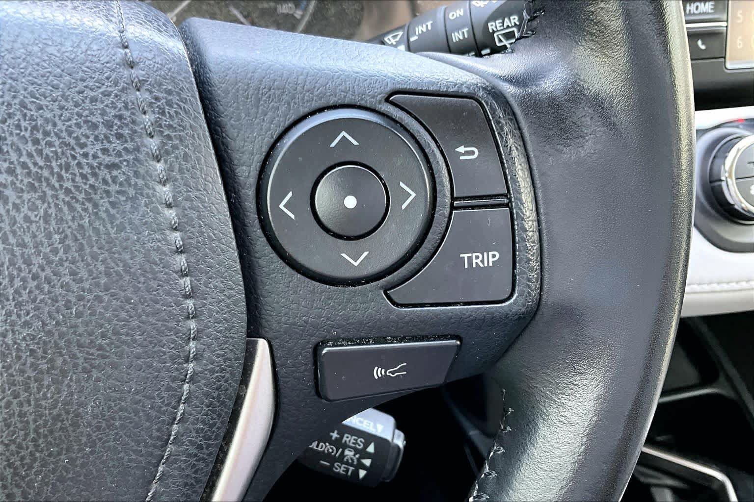 Used 2018 Toyota RAV4 Limited FWD image 22