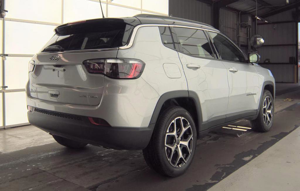 Used 2025 Jeep Compass Limited image 4