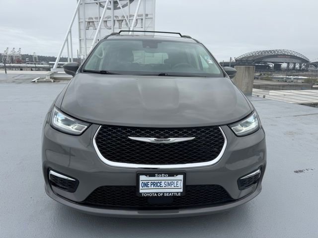 Used 2022 Chrysler Pacifica Touring-L FWD image 3