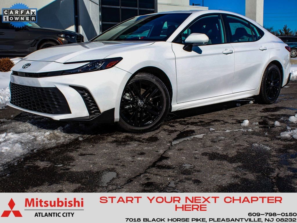 Used 2025 Toyota Camry SE image 1