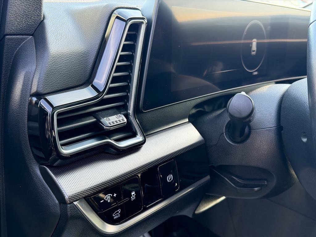 Used 2025 Kia Sportage SX image 11