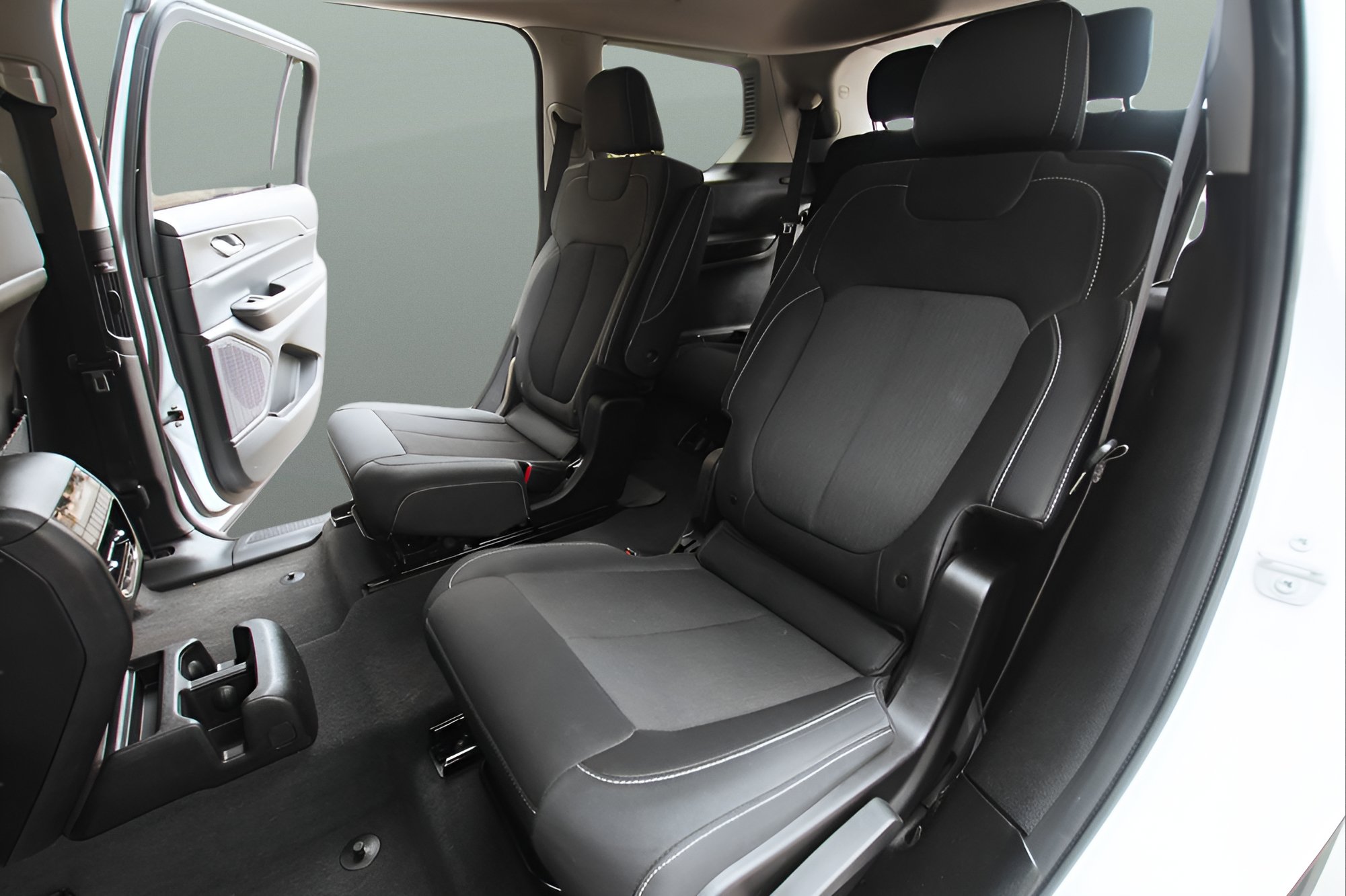 Used 2023 Jeep Grand Cherokee L Laredo AWD/4WD image 23