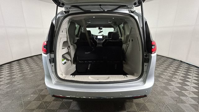 Used 2024 Chrysler Pacifica Touring-L FWD image 27