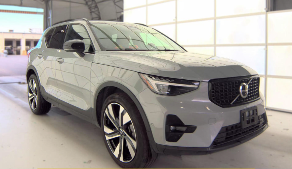Used 2025 Volvo XC40 B5 Plus w/ Protection Package Premier AWD/4WD image 5
