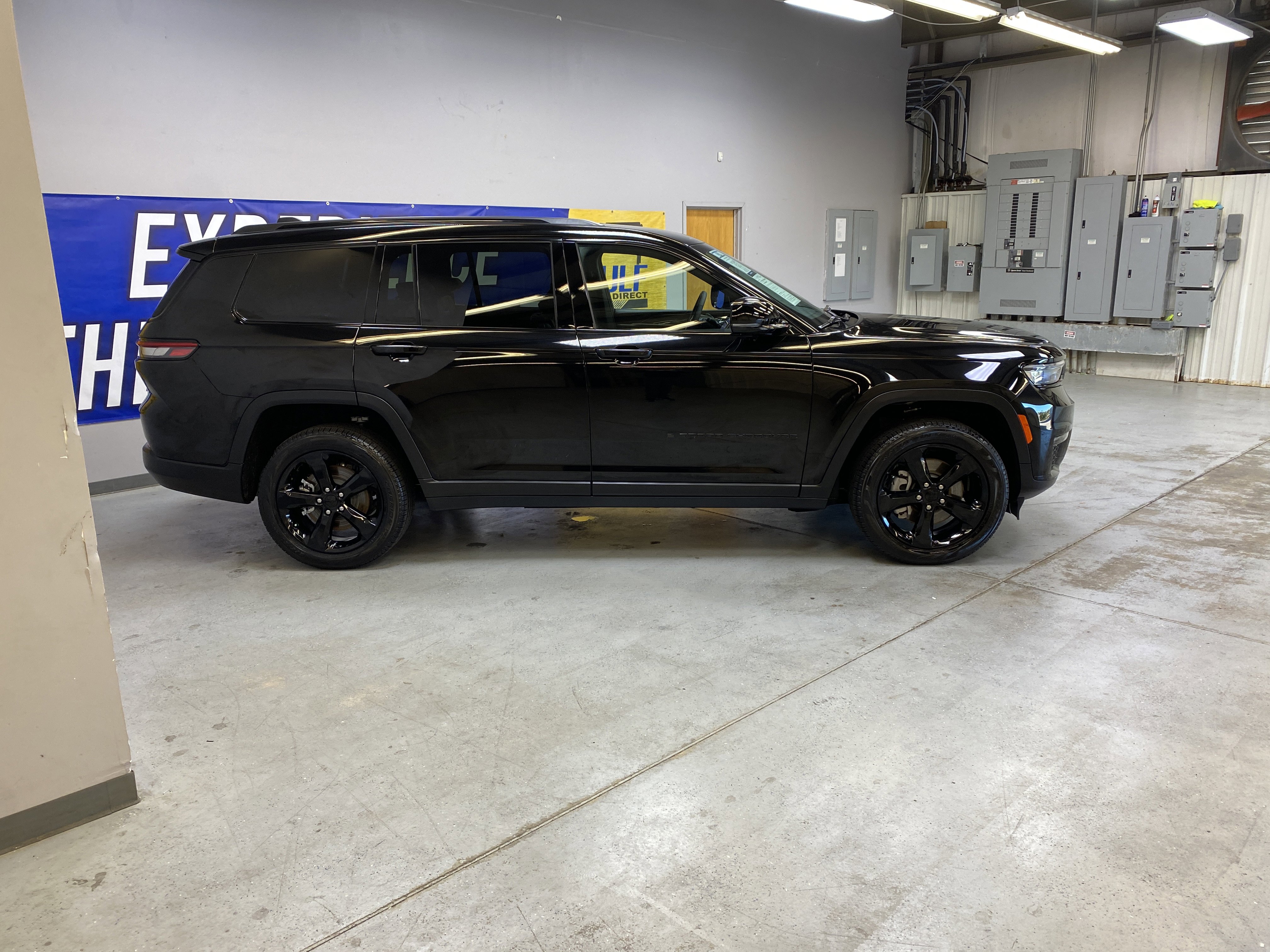 Used 2025 Jeep Grand Cherokee L Limited w/ Black Appearance Package image 8