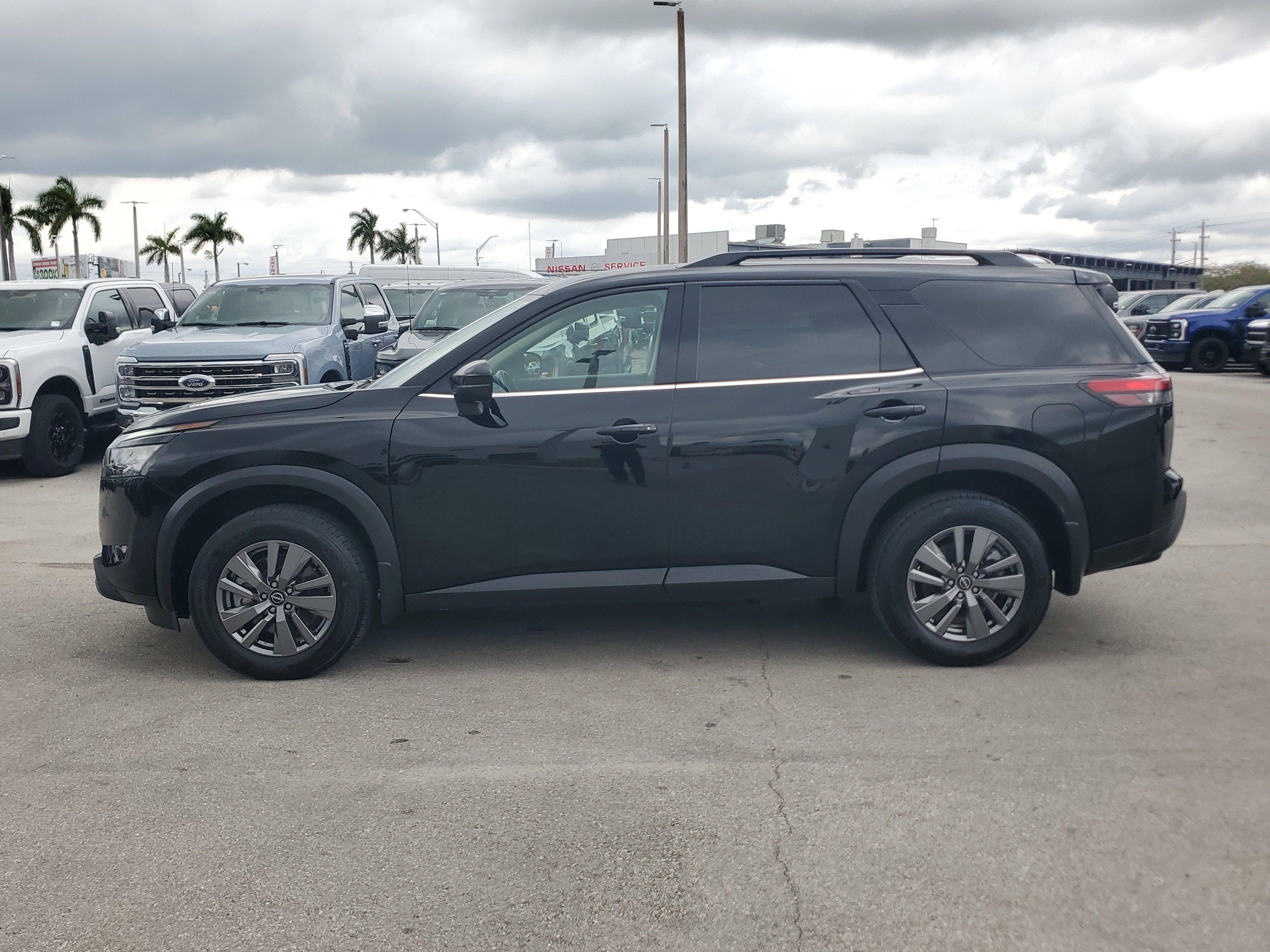 Certified 2025 Nissan Pathfinder SV w/ Black Appearance Package FWD image 8