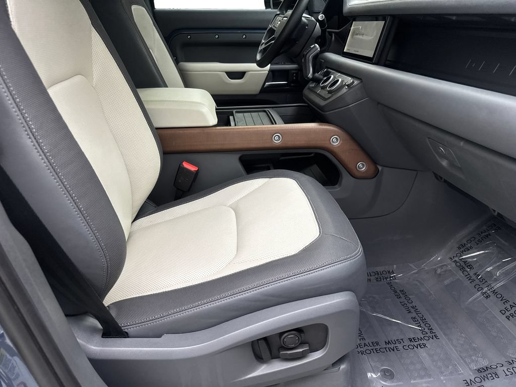 Used 2024 Land Rover Defender 110 X-Dynamic SE AWD/4WD image 44