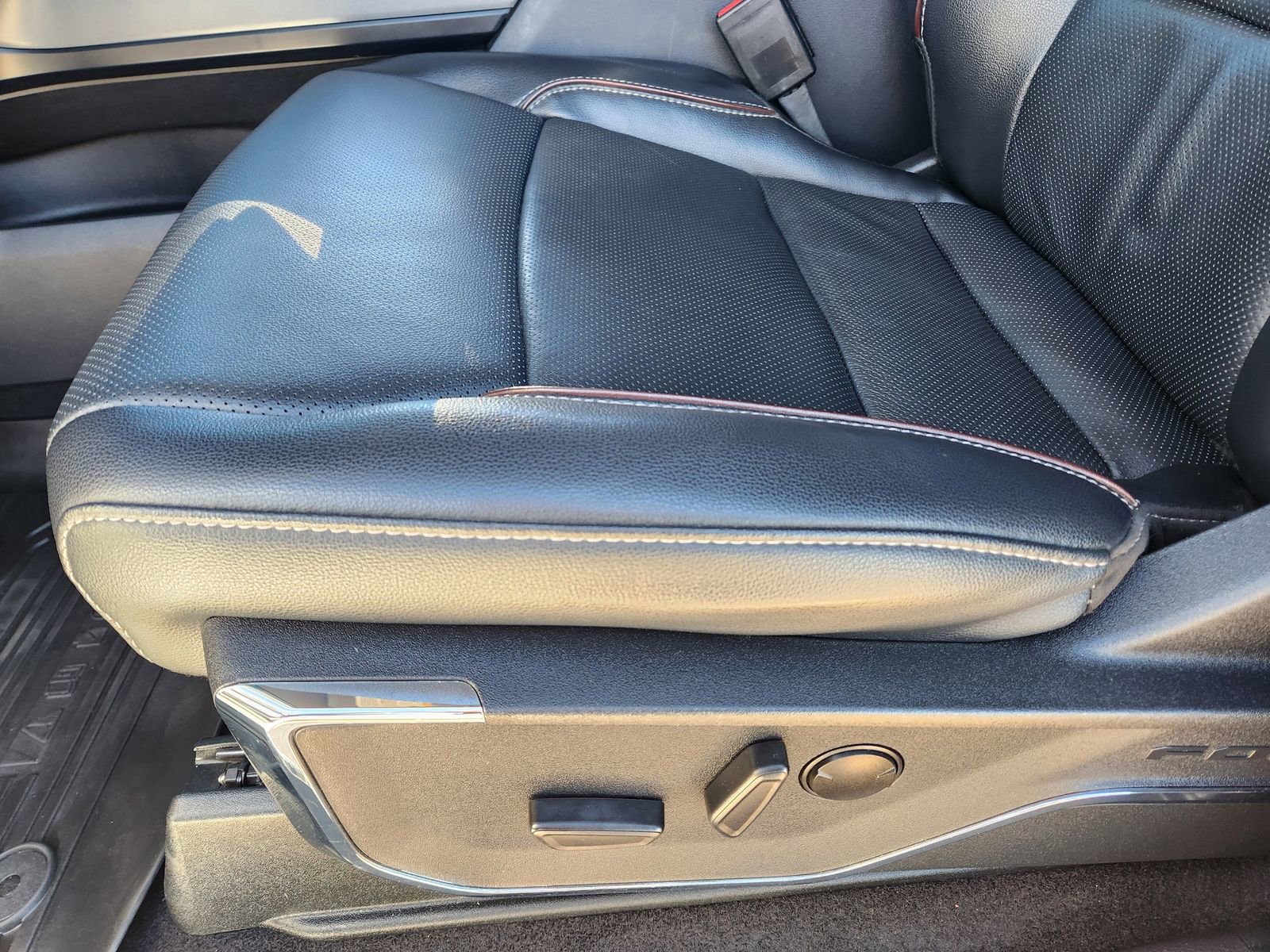 Used 2023 Ford F150 Lariat w/ Trailer Tow Package image 27