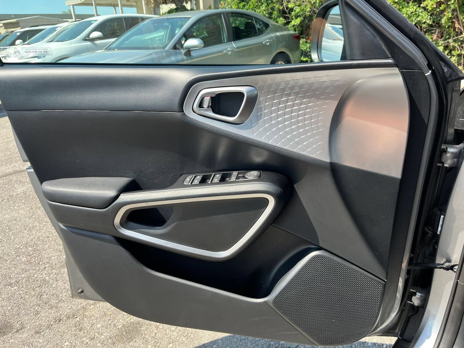 Used 2025 Kia Soul LX w/ LX Technology Package FWD image 18