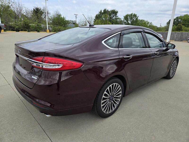 Used 2018 Ford Fusion SE w/ Fusion SE Technology Package FWD image 3