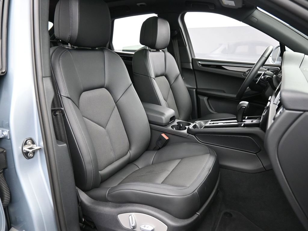 Certified 2025 Porsche Macan image 30