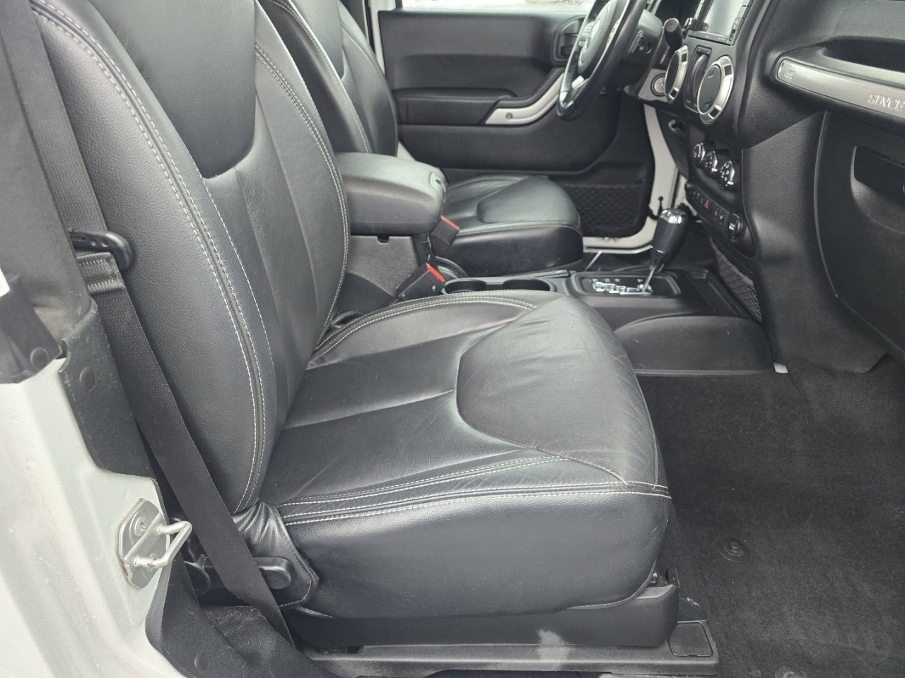 Used 2018 Jeep Wrangler Sahara w/ Connectivity Group image 21